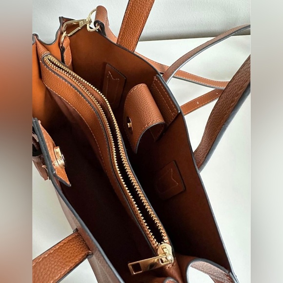 Ladies handbag with an extended strap
Bought in South Africa - Picture 4 of 4